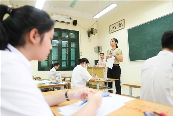 Giám thị tại điểm thi Trường THPT Thăng Long (quận Hai Bà Trưng) lưu ý thí sinh một số thông tin khi làm bài để tránh sai sót. Ảnh: Thanh Tùng - TTXVN